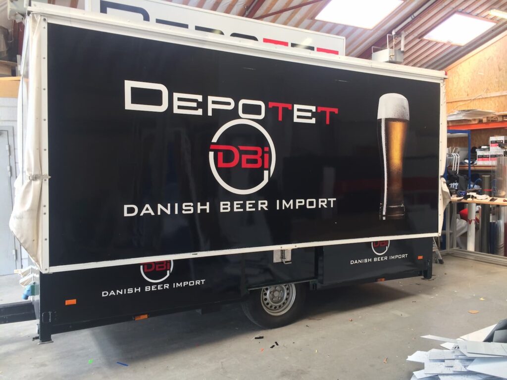 Autodekoration af trailer til depotet